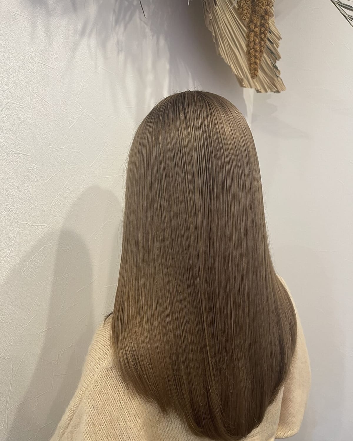 ミルクティーベージュに染めたロングヘアの後ろ姿